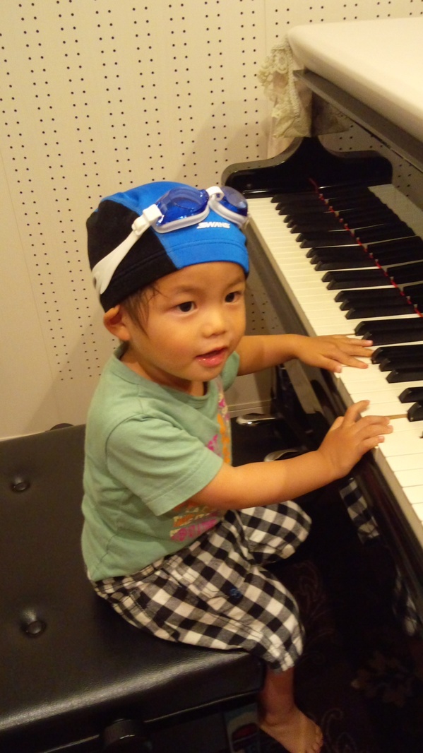 子供 ピアノとプール_20131201.JPGのサムネール画像