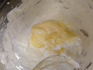 カップケーキ　メレンゲにバタークリーム.JPGのサムネール画像