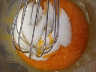 柿のクレームブリュレ　卵と砂糖を混ぜる.JPG