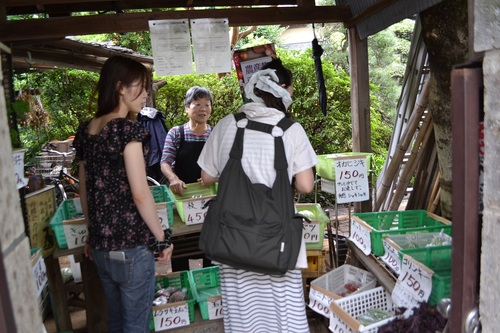 ①新鮮で珍しい野菜もたくさん！飯田さん.JPG