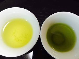 普通煎茶深蒸し煎茶の水色.jpg