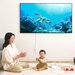 壁と一体化でスペースを有効活用！画面から壁まで約3.5cm！子育て層のリビングにテレビ台不要のパナソニック「ウォールフィットテレビ」