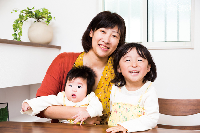 小松祐未ママ栞（しおり）ちゃん（4歳）晴（はる）くん（1歳11ヵ月）