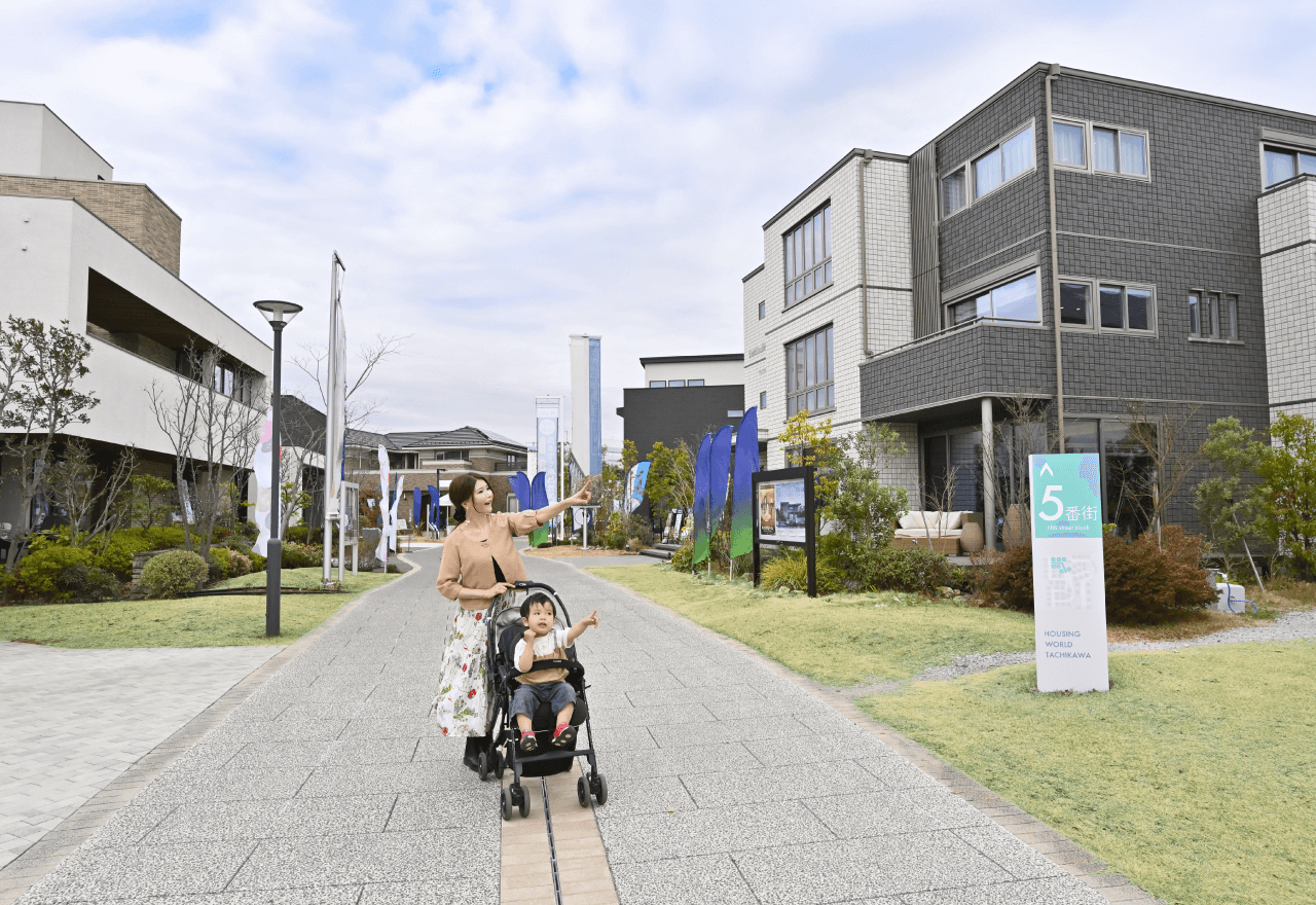 ABCハウジングの展示場を散歩する読者モデルの沙知ママ、優（ゆう）くん（3歳）の画像