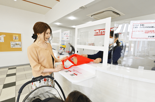 センターハウスにチェックインしている読者モデルの沙知ママ、優（ゆう）くん（3歳）の画像