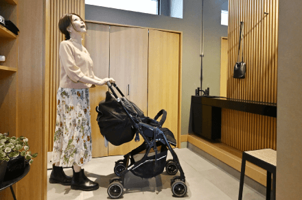 ABCハウジングの展示場をまわる読者モデルの沙知ママ、優（ゆう）くん（3歳）の画像