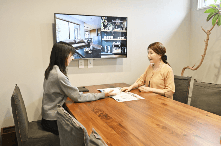 住まいのプロに相談している読者モデルの沙知ママ、優（ゆう）くん（3歳）の画像