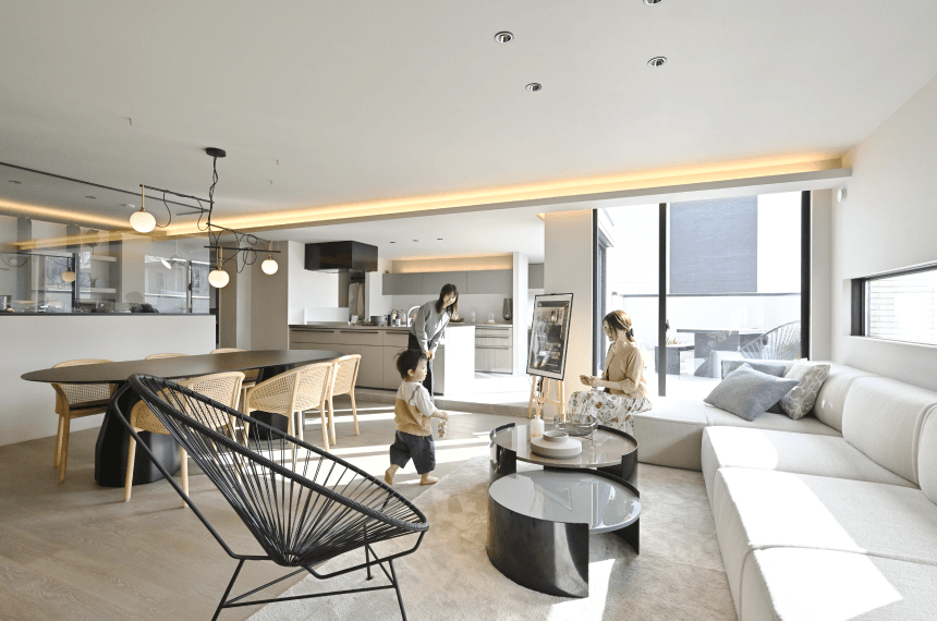 モデルホームのLDKを見学する読者モデルの沙知ママ、優（ゆう）くん（3歳）の画像