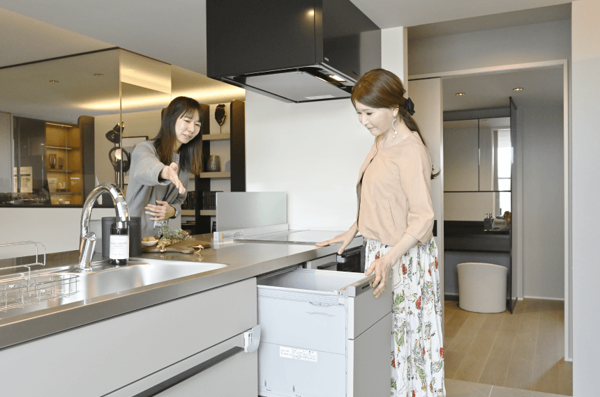 モデルホームのキッチンを見学する読者モデルの沙知ママ、優（ゆう）くん（3歳）の画像