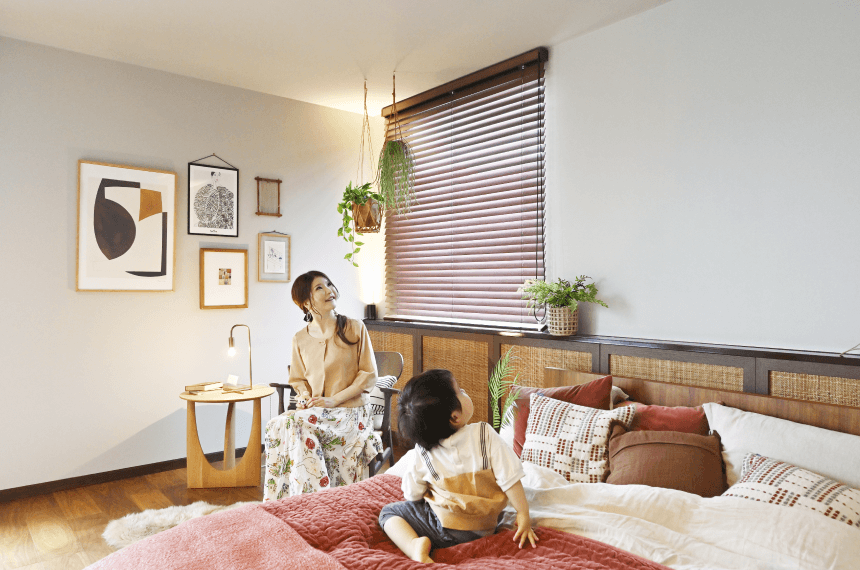 モデルホームの子ども部屋を見学する読者モデルの沙知ママ、優（ゆう）くん（3歳）の画像