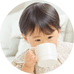 ファーストアイスにハーゲンダッツをお試しした日咲（ひさき）ちゃん（2歳）が麦茶を飲む写真
