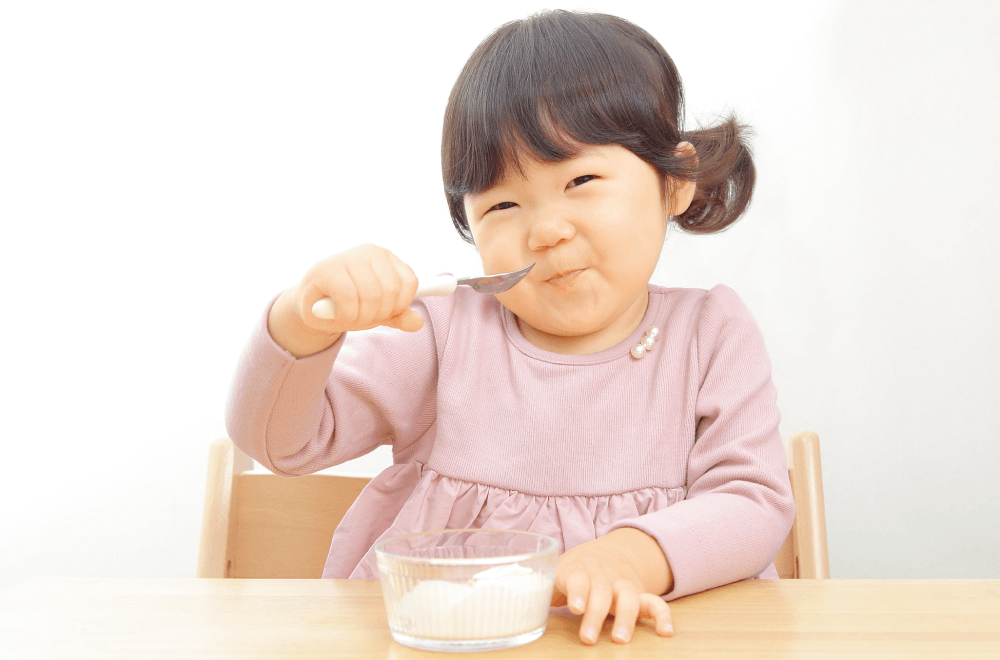 読者モデルのかほちゃん(2歳8ヵ月)が笑顔で「ハーゲンダッツ『バニラ』」を食べる画像