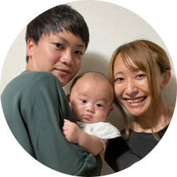 明憲パパ、しずかママ、空澄翔（あすか）くん（3ヵ月）