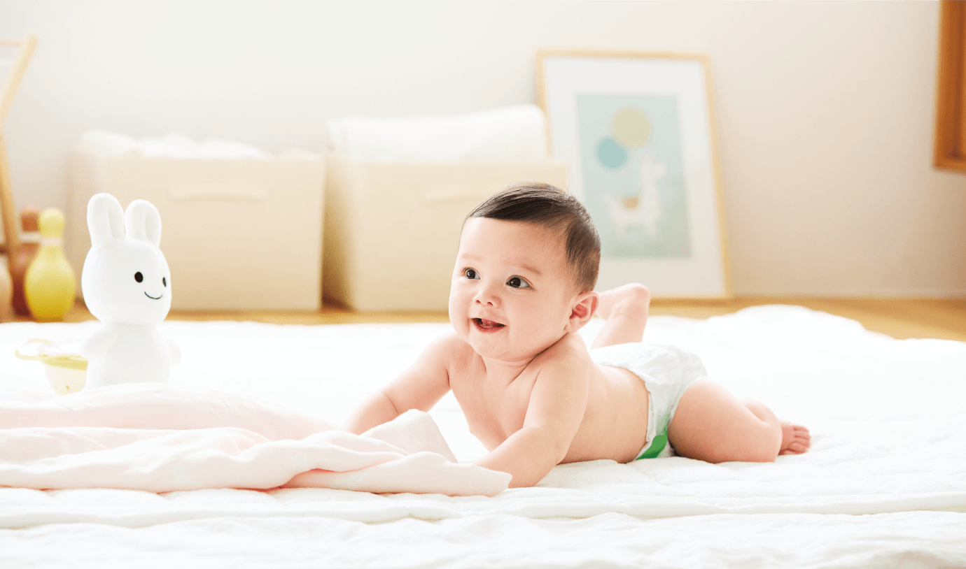 メリーズファーストプレミアムおむつを付けている笑顔の赤ちゃんの画像