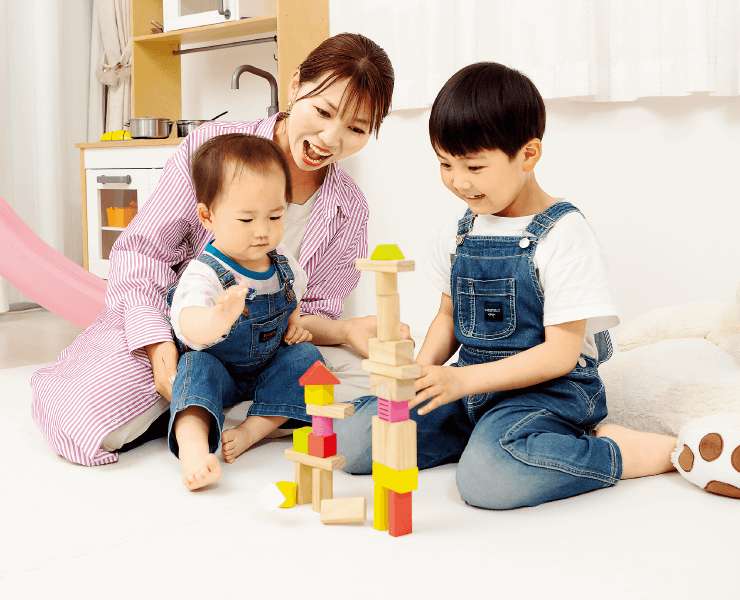読者モデルの莉早ママが子どもたちと遊んでいる画像
