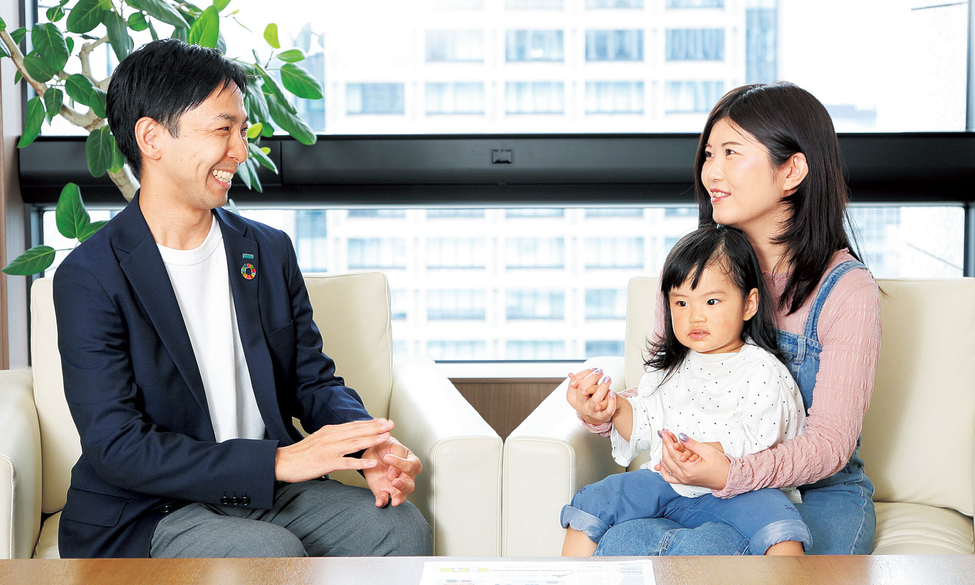 読者モデル/未沙ママ、永華（はるか）ちゃん(1歳9ヵ月)と三井住友海上プライマリー生命 AHARA企画開発担当 松本英人さん