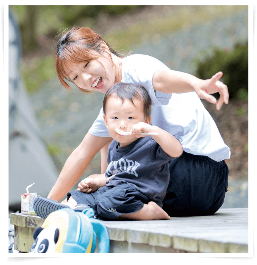 キャンプを楽しむママと子どもの画像