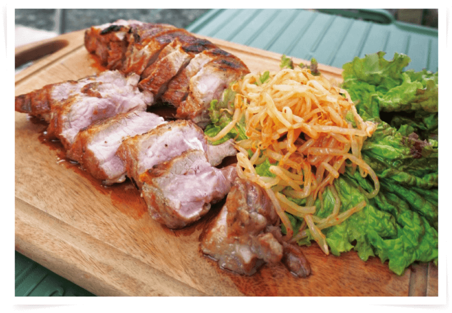 炭火で焼いたお肉の画像