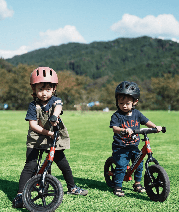ストライダーに乗る子どもの画像