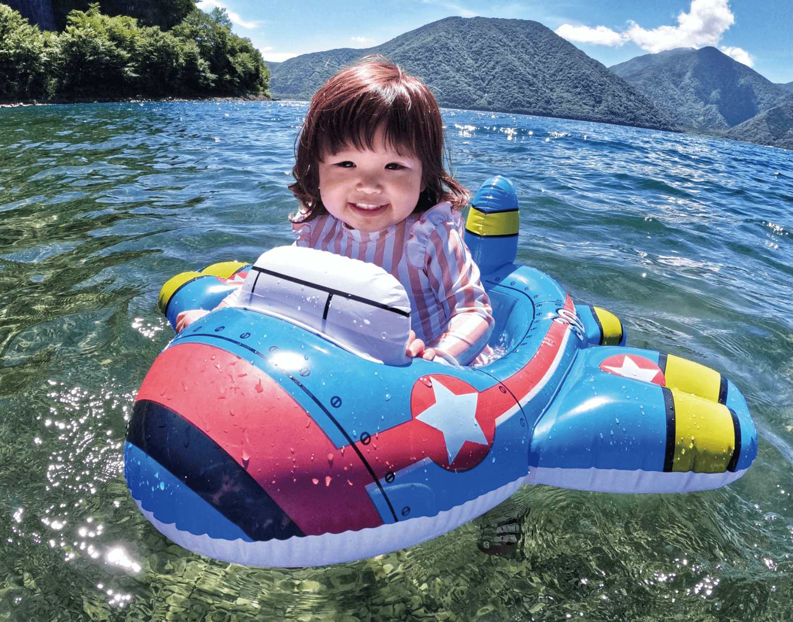 湖で水遊びを楽しむ子どもの画像