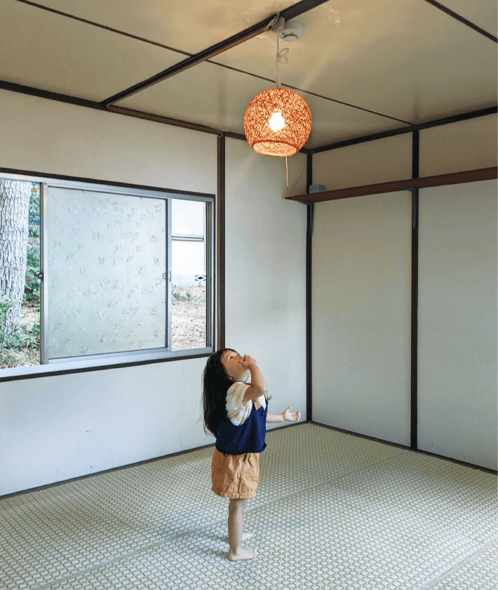 バンガローの中で遊ぶ子どもの画像
