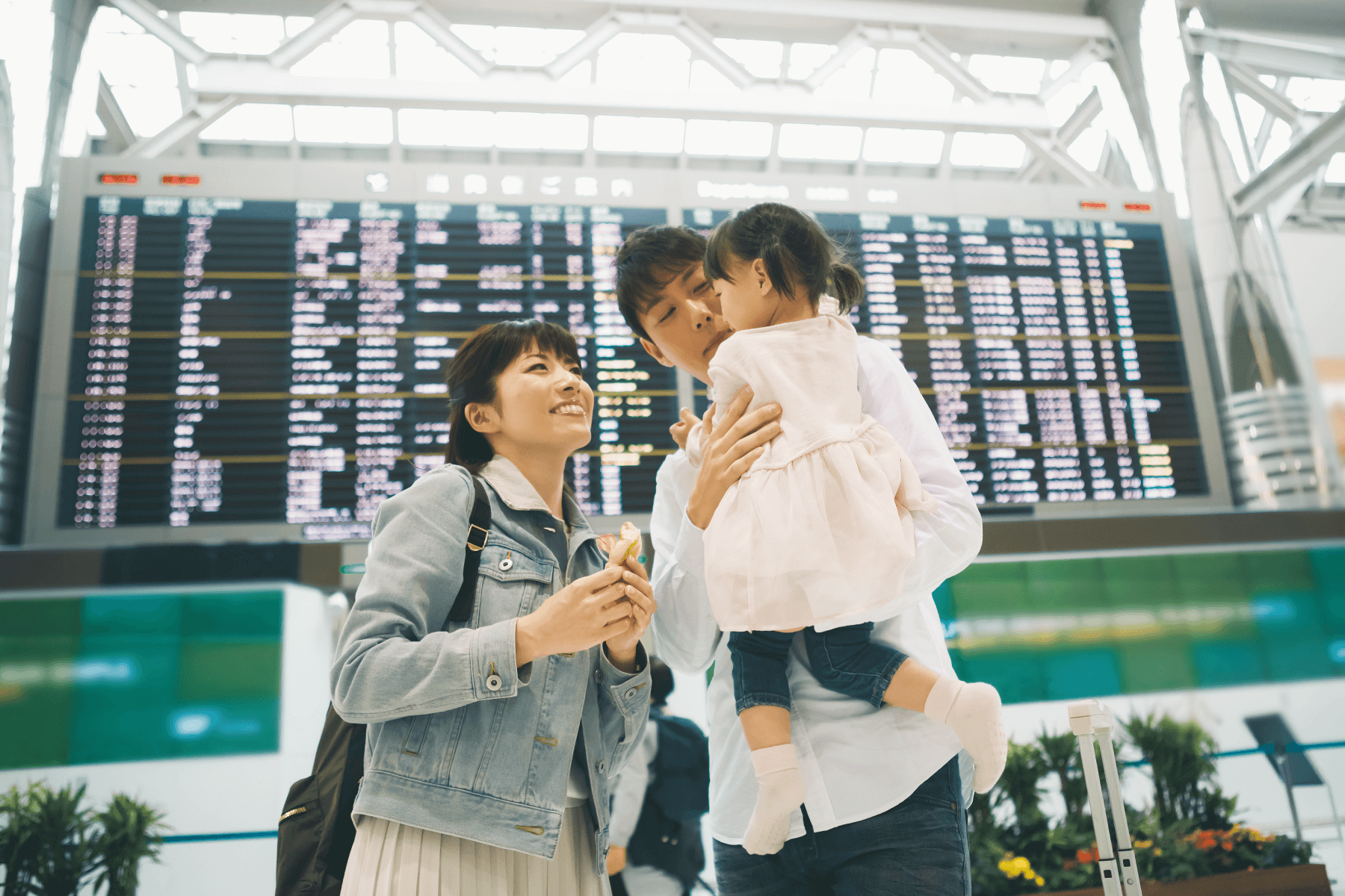 海外旅行に出かける家族のイメージ画像