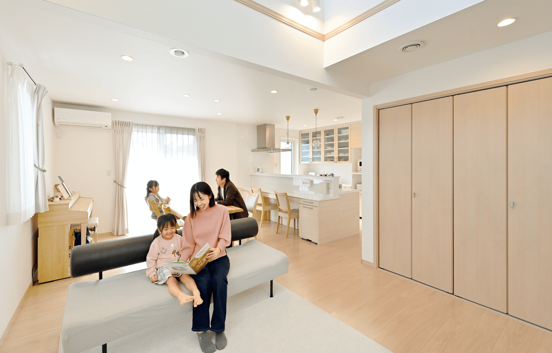 Yさんファミリーがリビングでくつろいでいる画像