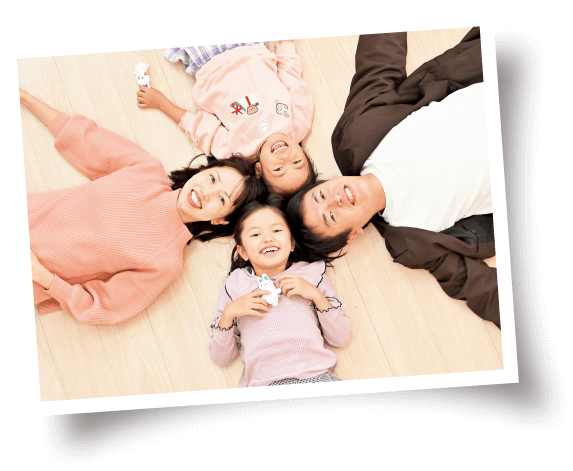 Yさんファミリーが床に寝転んでいる画像