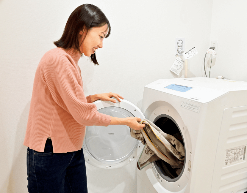 Yさんママが笑顔で洗濯をしている画像