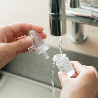 ノーズボトルを水道で洗っている画像