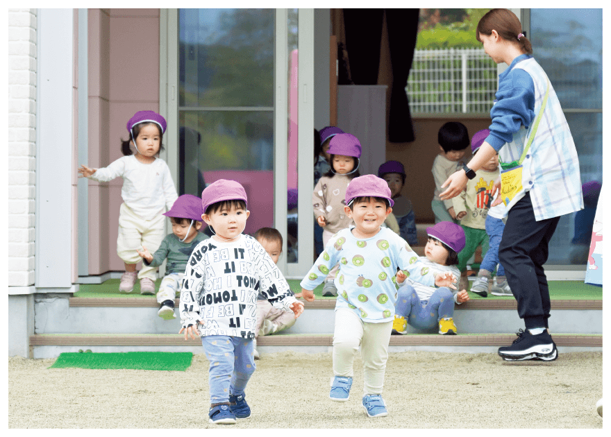 保育者と園児の写真