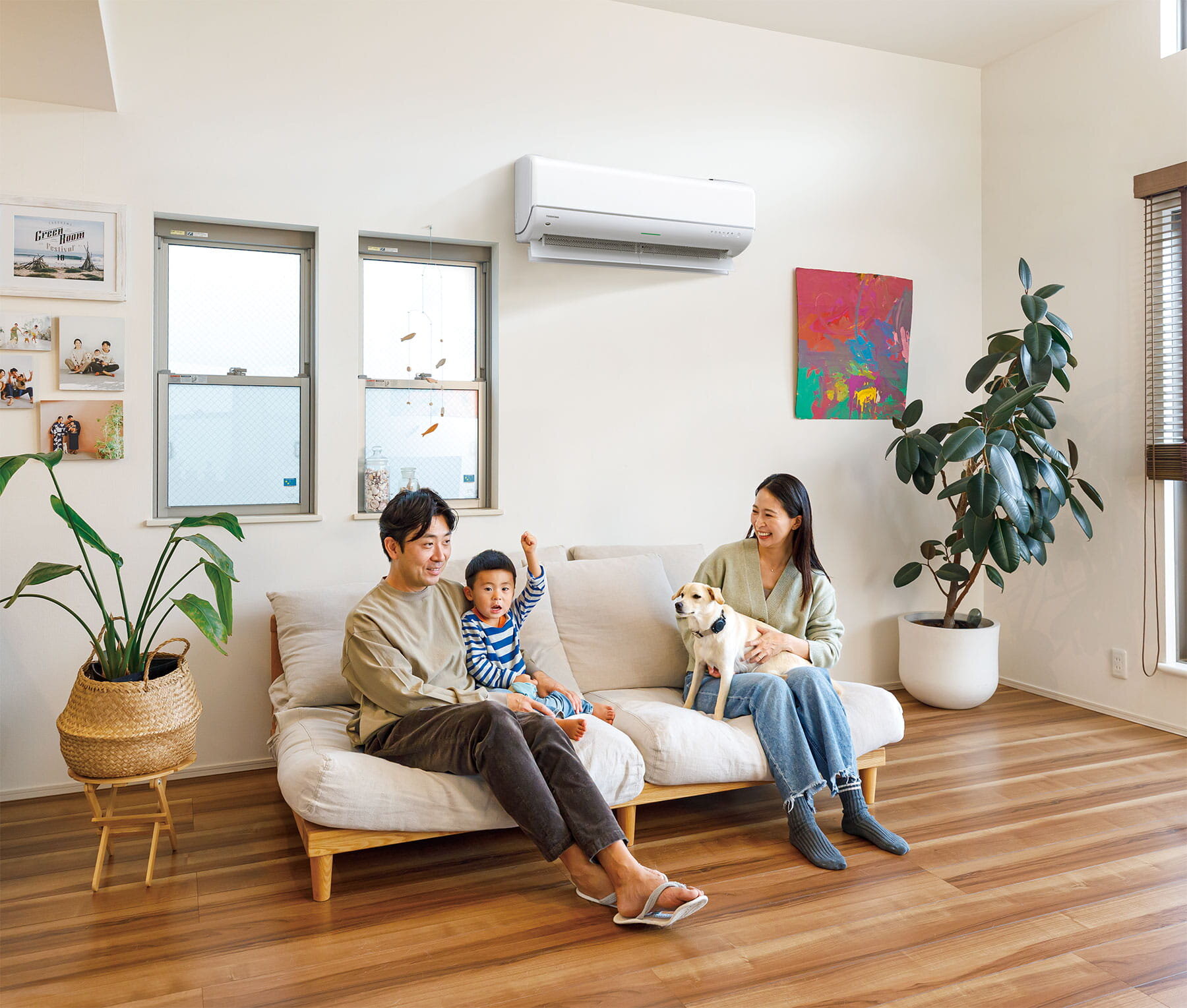 リビングでくつろぐ読者モデルの知香ママ・拓真パパ・柚花（ゆずか）ちゃん（2歳）の画像